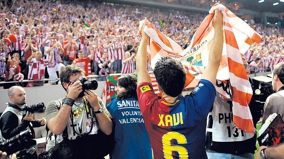 Xavi Hernández levanta una bandera del Athletic después de ganar la final de Copa de 2009 en Mestalla.