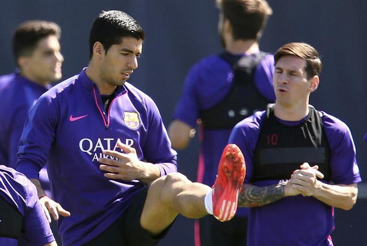 Luis Suárez, junto a Leo Messi.