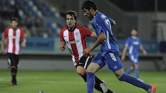 Beñat se disputa el balón con un jugador del Bakú.