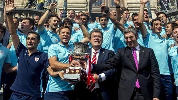 El alcalde de Bilbao junto a los jugadores y el cuerpo técnico del Athletic.