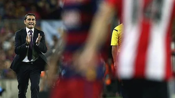 Valverde anima a sus jugadores durante el encuentro.