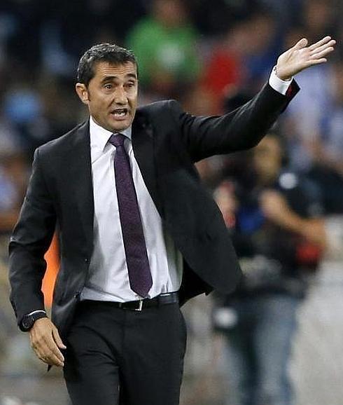 Ernesto Valverde da instrucciones a sus jugadores durante el derbi contra la Real.
