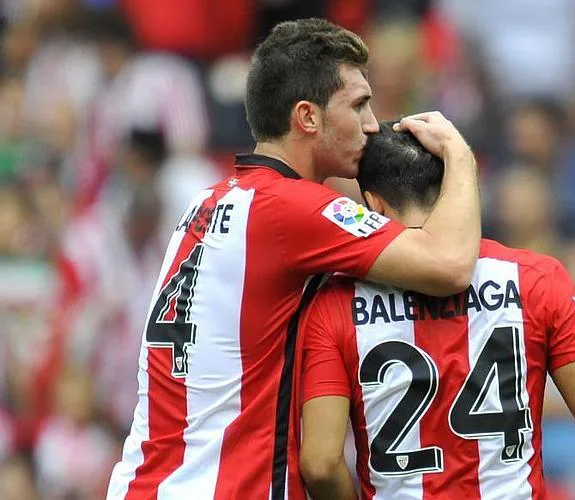 Laporte besa a Balenziaga tras marcar su gol.