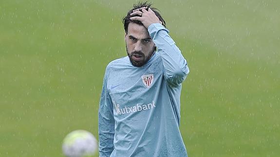 Beñat, jugador del Athletic Club, se entrena en las instalaciones de Lezama.