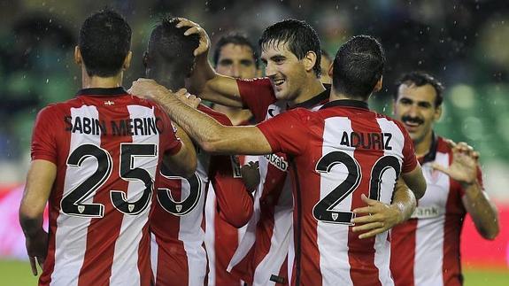 Los jugadores felicitan a Williams tras uno de sus dos goles.