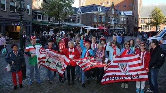 Aficionados del Athletic por las calles de Alkmaar (Holanda).