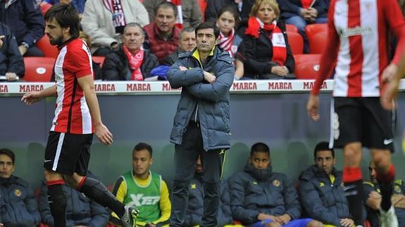 Marcelino, pensativo, durante el encuentro contra el Athletic.