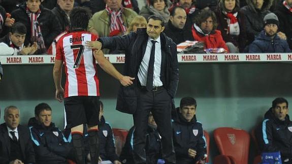 Ernesto Valverde despide a Beñat al abandonar el césped.