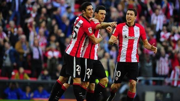 Sabin Merino y Aritz Aduriz, goleadores contra el Eibar, celebran uno de los tantos junto a De Marcos.