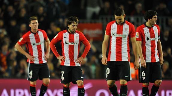 Los jugadores del Athletic se lamentan de uno de los tres goles del Barça.