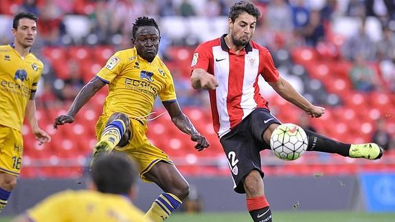 El delantero Asier Villalibre durante la visita del Alcorcón a San Mamés.