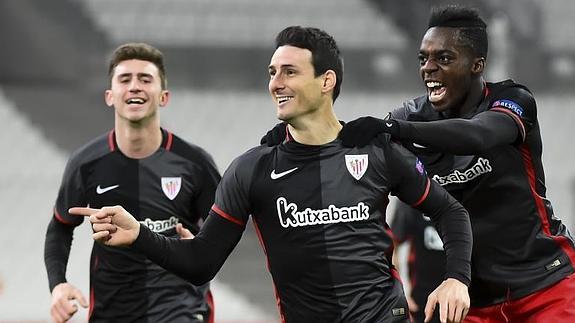 Iñaki WIlliams felicita a Aduriz tras su gol.