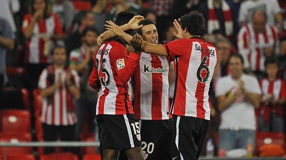Williams, Aduriz y San José celebra un gol ante el Sporting en San Mamés.