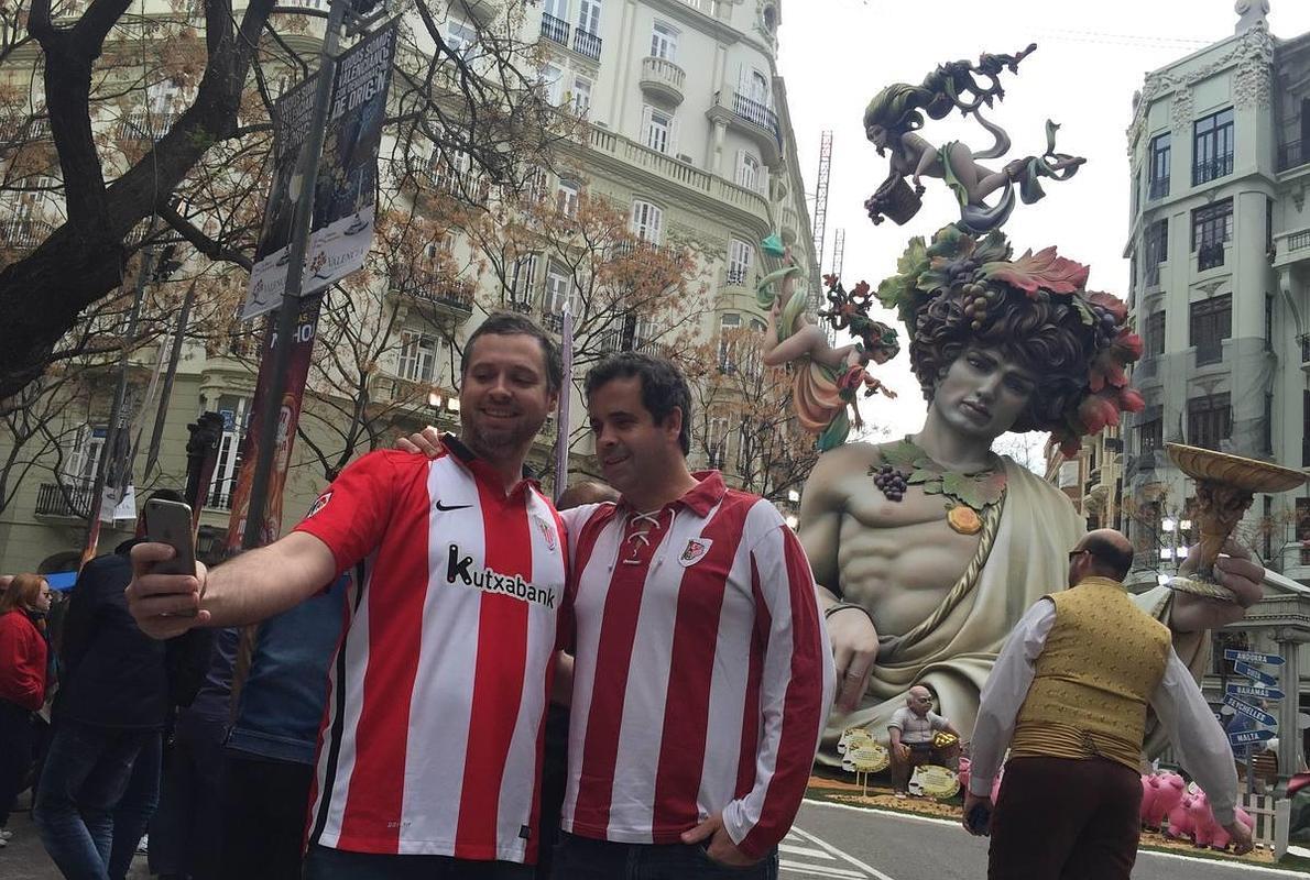 Dos aficionados del Athletic en Valencia. 