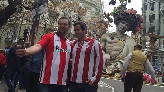 Dos aficionados del Athletic en Valencia.