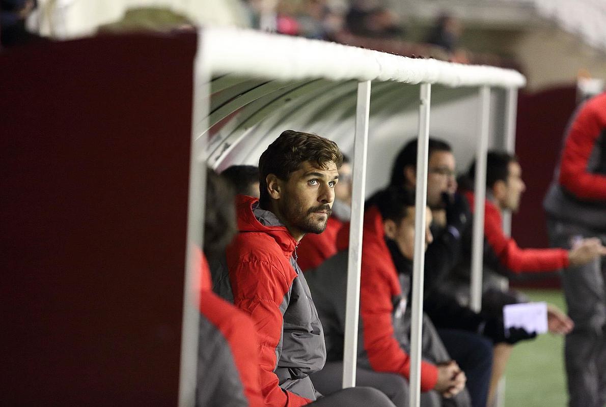 Llorente, en el banquillo del Sevilla durante un partido de Copa contra el Logroñés. 