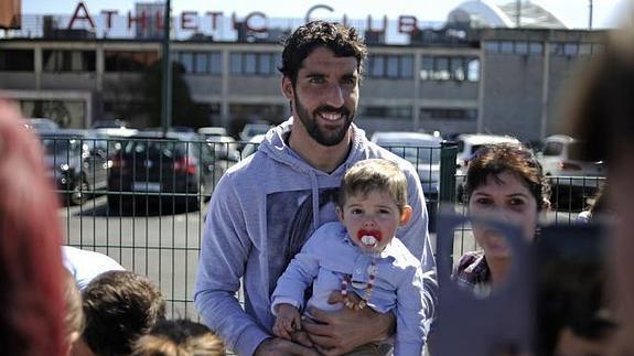 Raúl García se saca una foto con un niño.