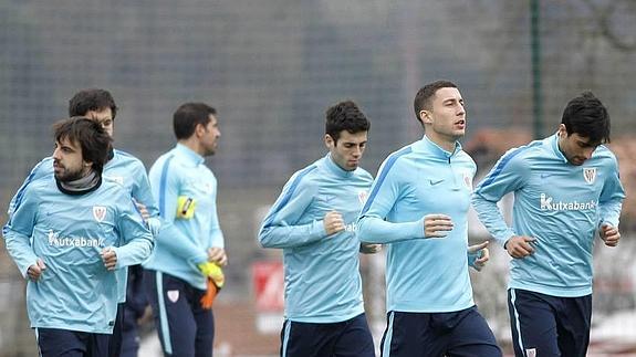 Futbolistas del Athletic, durante un entrenamiento en Lezama.