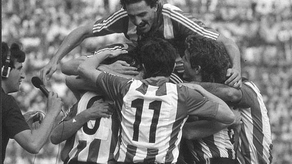 Los jugadores del Athletic celebran uno de los goles que sirvieron para conquistar la Liga de 1983.