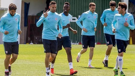 Los jugadores del Athletic se ejercitan en Lezama.