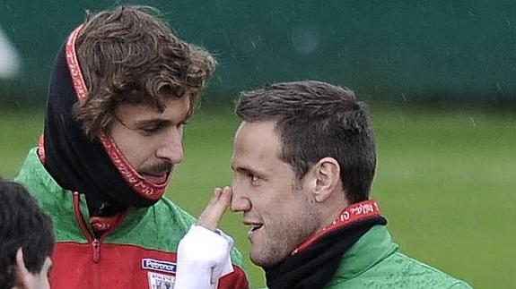 Llorente y Gurpegui durante un entrenamiento en Lezama.