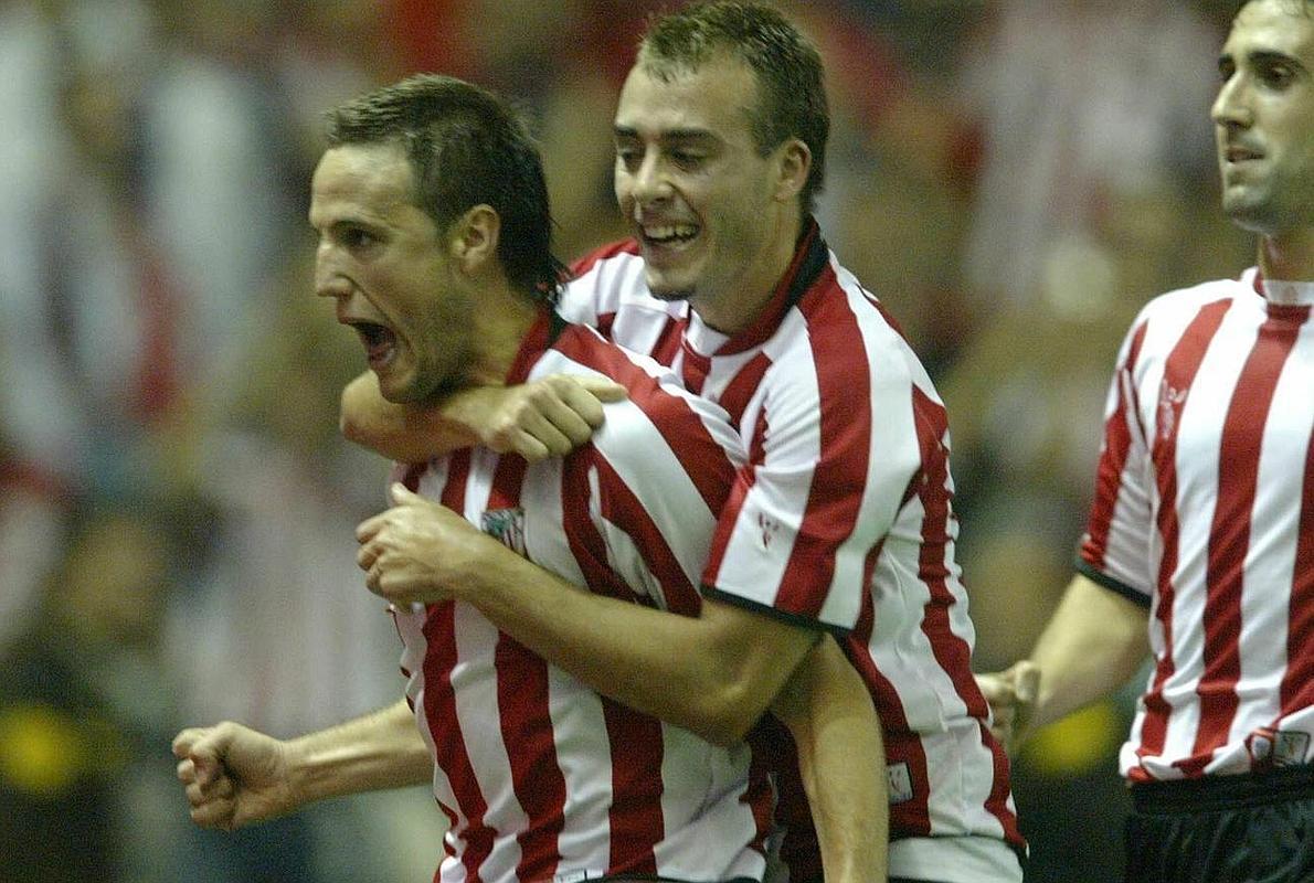 Yeste abraza a Gurpegui durante la celebración de un gol ante el Celta.