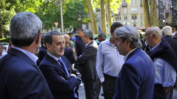 Fernando Lamikiz y José María Arrate, expresidentes del Athletic, han estado presentes en el funeral de Pedro Aurtenetxe.