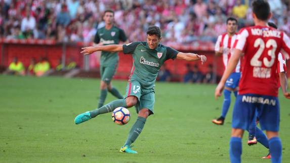 Vesga dispara en un momento del partido contra el Sporting.