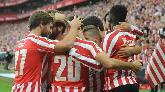 La plantilla del Athletic, feliz tras el gol de Muniain.