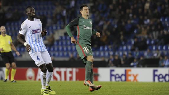 Aduriz cojea instantes después de sufrir el esguince en Genk.