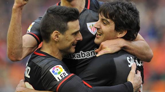 Aduriz y San José, abrazados tras un gol de Sabin en Mestalla.