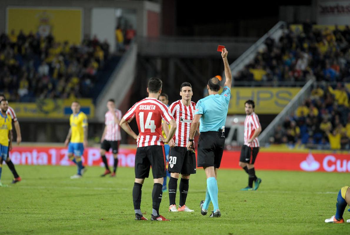 Aritz Aduriz, incrédulo ante su expulsión.