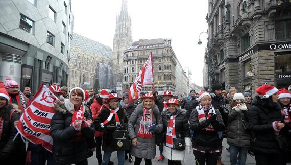 Aficionados del Athletic por las calles de Viena.