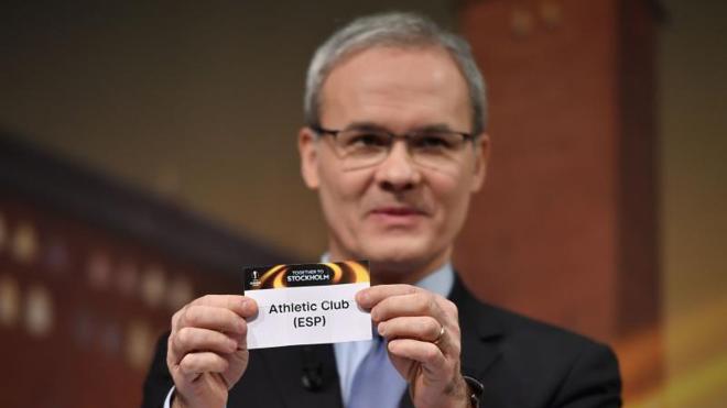 Momento en el que el directivo de la UEFA muestra la papeleta con el nombre del Athletic. 