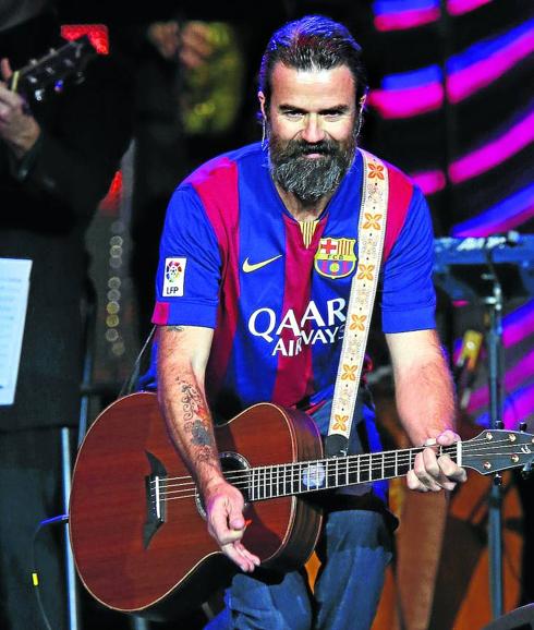 Pau Donés, con la camiseta del Barça en un concierto en Las Vegas.
