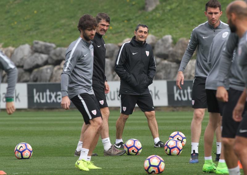 Ernesto Valverde, mira a Yeray durante el entrenamiento.