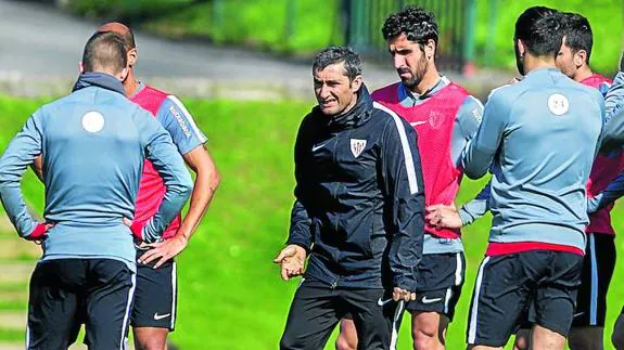 Ernesto Valverde da instrucciones a sus jugadores en el entrenamiento de ayer por la mañana.
