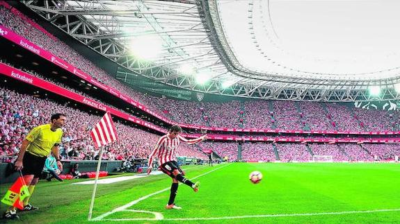 Iturraspe lanza un córner ante un estadio de San Mamés abarrotado en el derbi ante la Real Sociedad.