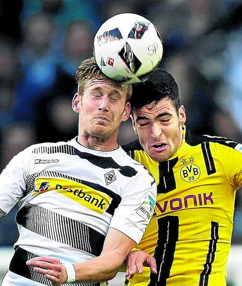 Merino, derecha, y Hahn, del Borussia Moenchengladbach.