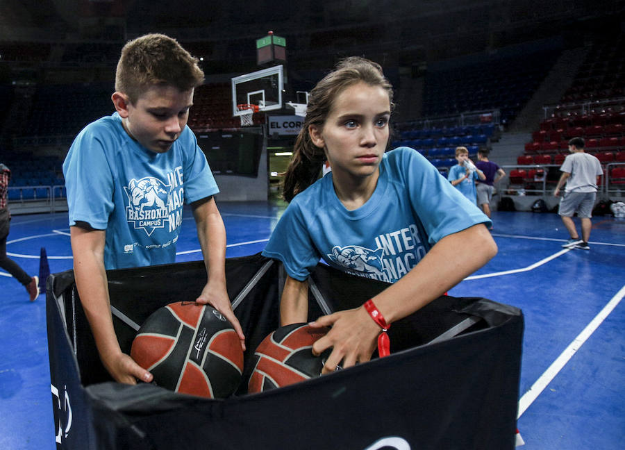 Fotos: Los niños del campus del Baskonia saltan a la cancha