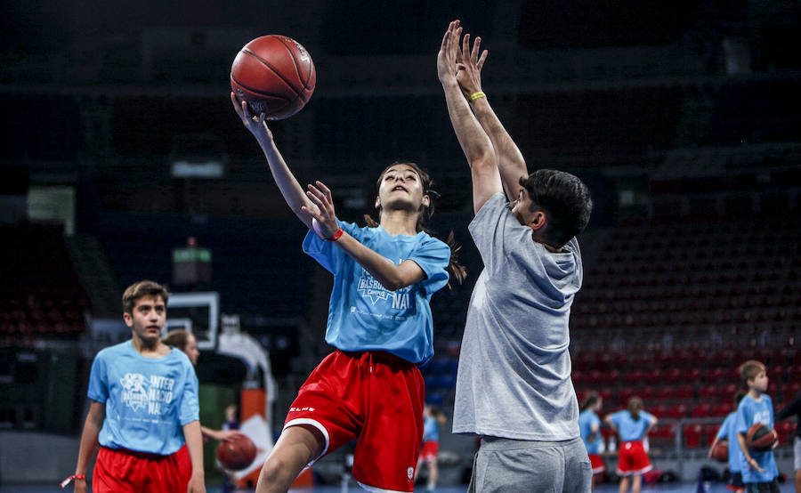 Fotos: Los niños del campus del Baskonia saltan a la cancha