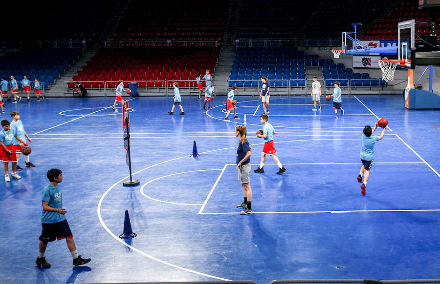 Fotos: Los niños del campus del Baskonia saltan a la cancha