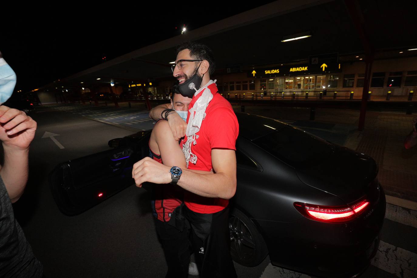 La expedición baskonista ha llegado de madrugada al aeropuerto de Foronda.