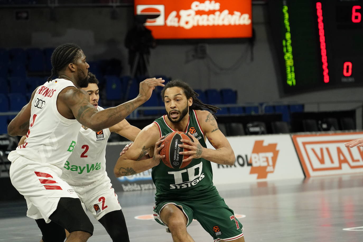 Fotos: LAs mejores imágenes del Baskonia - Bayern