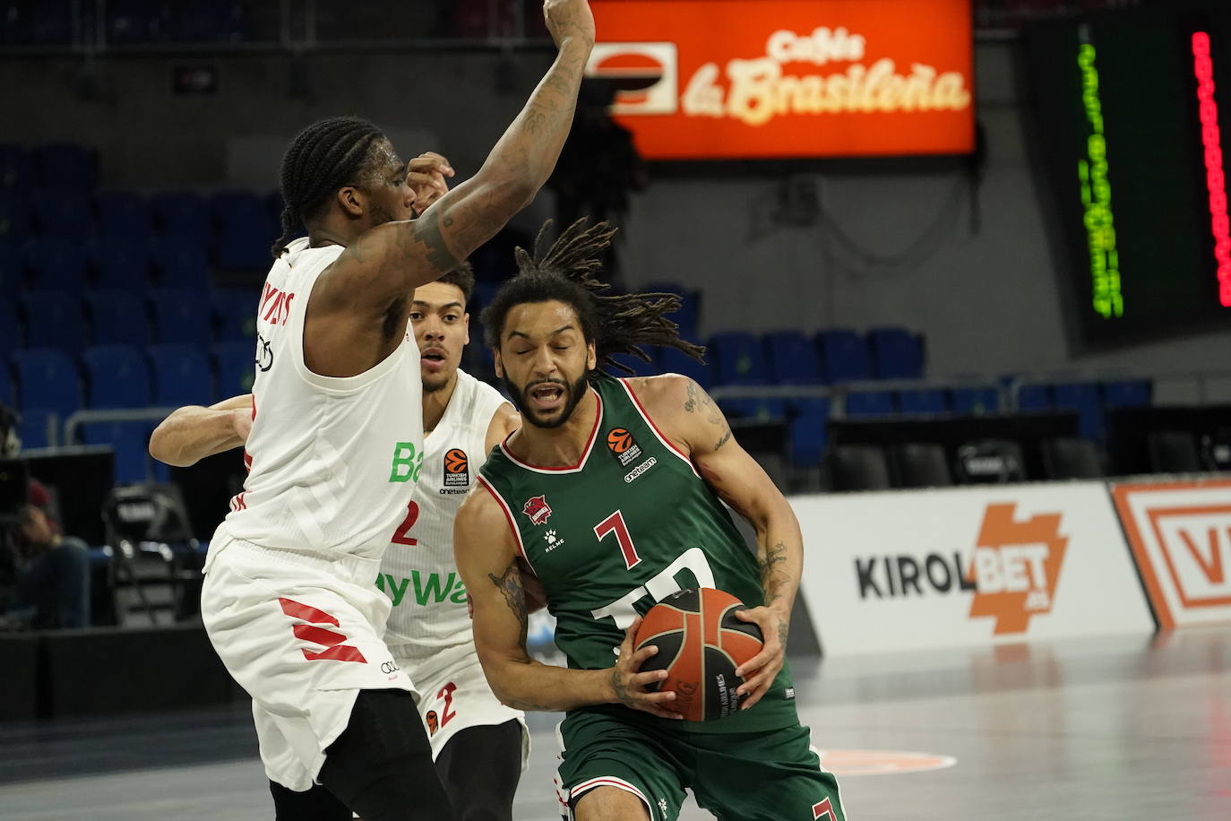 Fotos: LAs mejores imágenes del Baskonia - Bayern