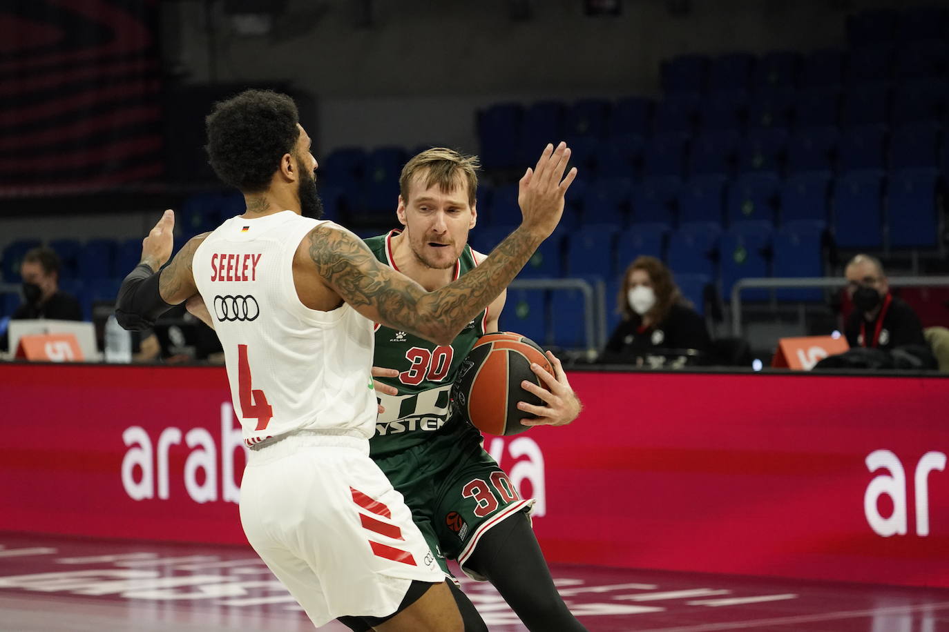 Fotos: LAs mejores imágenes del Baskonia - Bayern