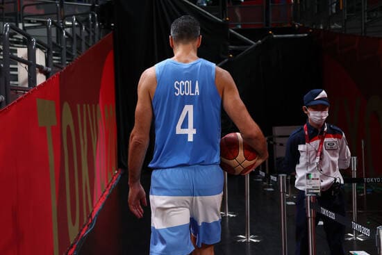 Última imagen de Scola sobre una cancha de baloncesto