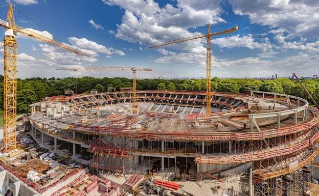 Imagen de hace un mes del avance de las obras del nuevo pabellón del Bayern Múnich, cuya inauguración parece que se atrasará hasta 2024.