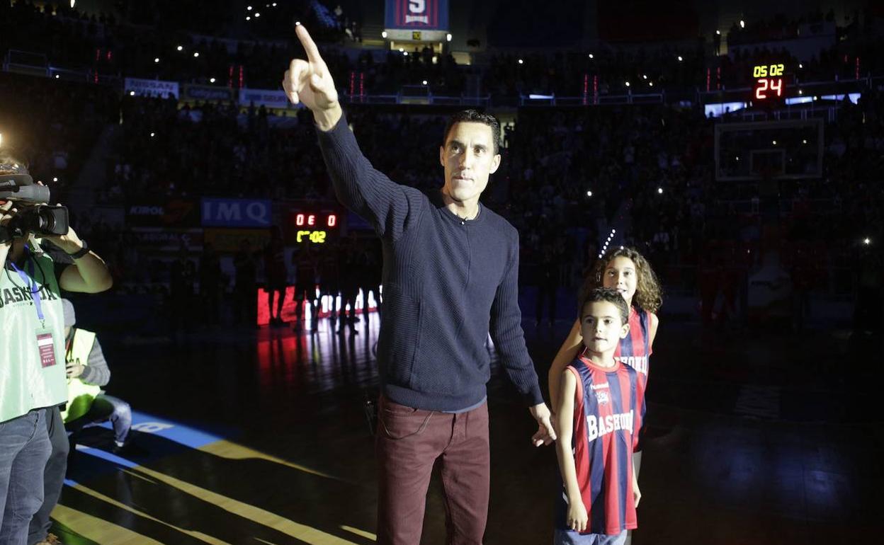 Prigioni, con sus hijos, en el homenaje que el dedicó el Buesa Arena a su retirada como jugador