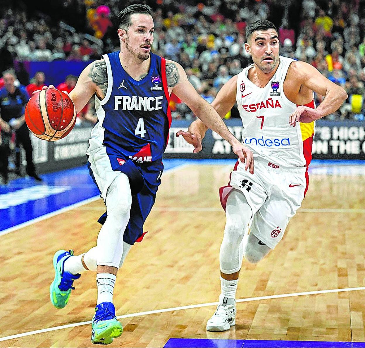 Heurtel dirige el balón ante Fernández en la final del Eurobasket España-Francia. 
